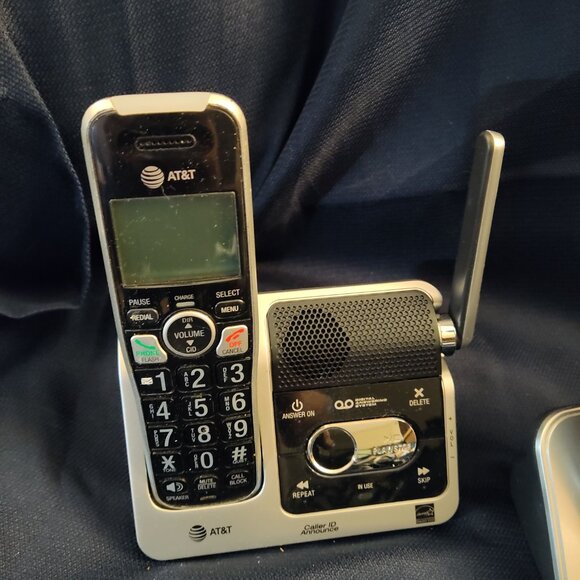 AT&T BL102 -3 Cordless Phone Answering System - 3 Handsets Intercom USA - Picture 3 of 5